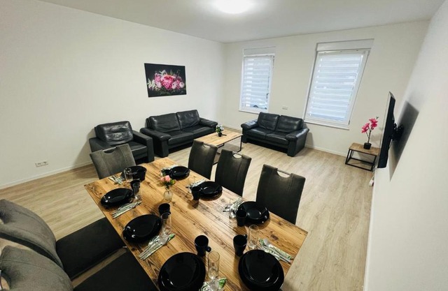 City Apartment - 9 Bedrooms - 22 Beds - WiFi - Kitchen