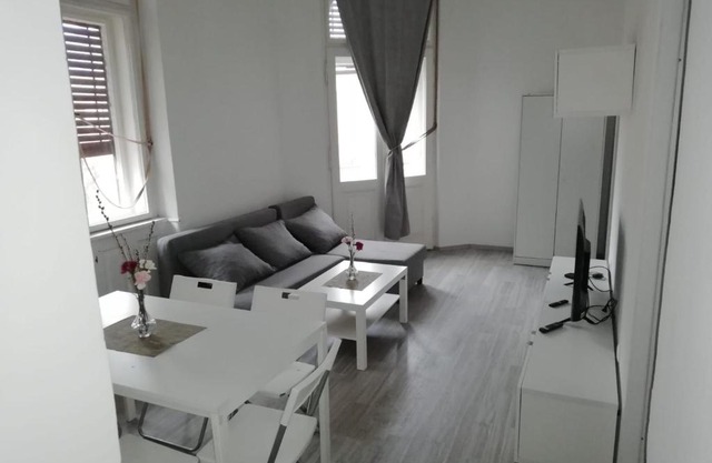 City Center 4 Bedroom Apartment on Szell Street N12 Fully Equipped