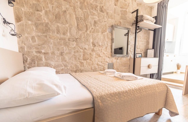 City Center Studio Apartments L&B