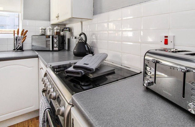City Centre 3 Bed House for Large Groups and Contractors