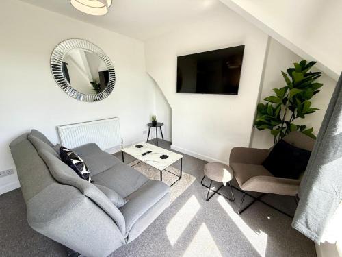 City Centre Embankment View Apartment Sleeps 3