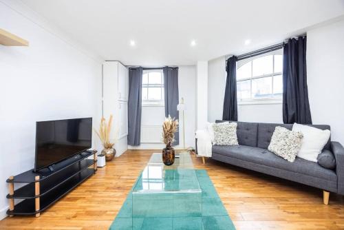 City Chic Apartment Steps From Liverpool Street
