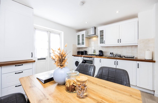 Morden 2-bed House in Canary Wharf London