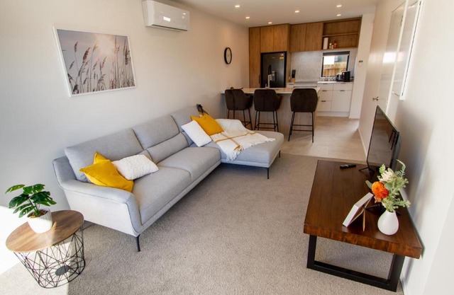 City Fringe near Barrington mall 2 bed w/carpark