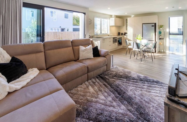 City Home with Car Park, Sunny Deck & 65-Inch TV