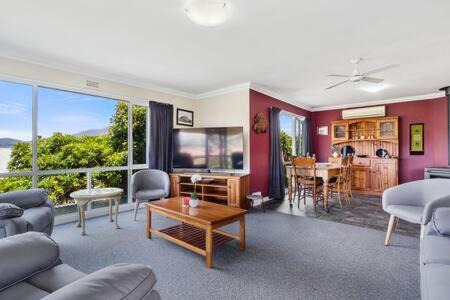 City Lights Getaway 6Kms from CBD, Sleeps10