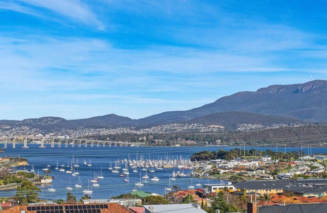 City Lights Getaway 6km to the city! Sleeps 10.