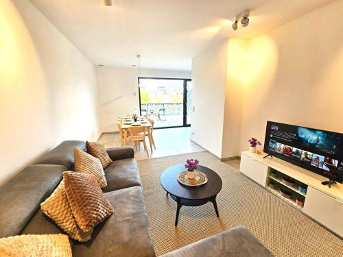 City Living in style 3BR w 2 terraces&free parking-HAM1