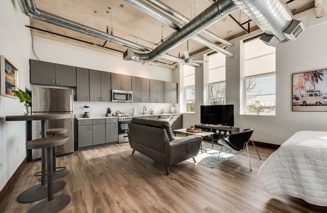 City Loft - 5 min. to Downtown!