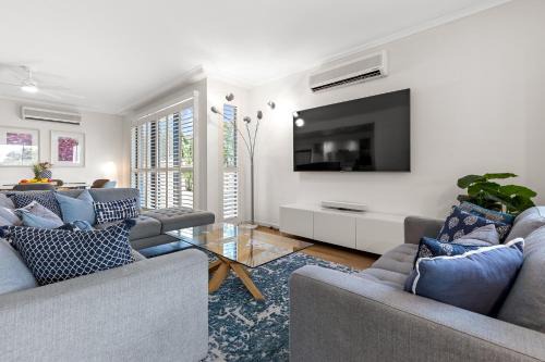 City oasis - 3 BR apt. on Maroochy river, pool, AC