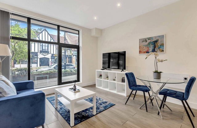New Modern London 2 Bed | Long Stays! with Parking