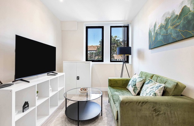 City Service Lets | New London Cheam Village 1 Bed | Ideal for Long Business Stays | With Parking