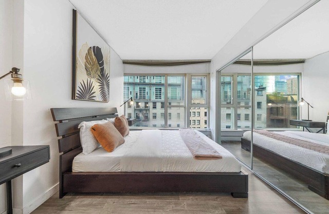 City Skyline DT 3BR Condo DT with Free Parking!