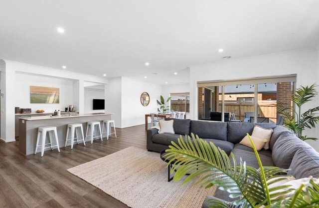 City & Surf Getaway - Luxe, Spacious, Sleeps 12