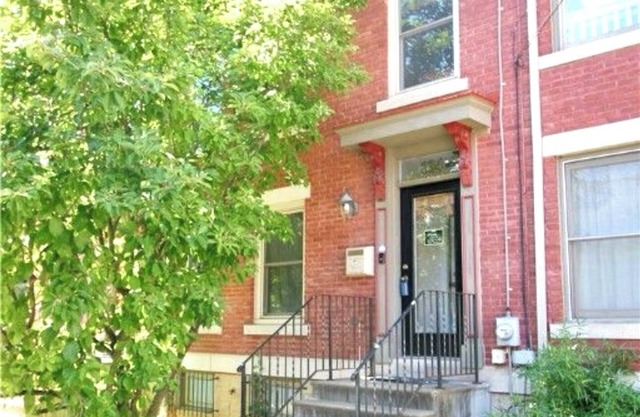 City townhouse with a country feel. Steps to downtown, stadiums and attractions.