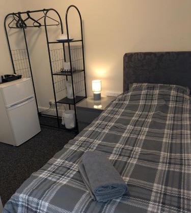 City Vacations Kettering free WiFi for ' Short & Long stays ' Shared bathroom & Shared Kitchen Single room for 1 Adult