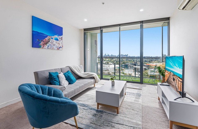 City View 2BR Apartment w/ Pool, Gym, Parking – Glen Iris