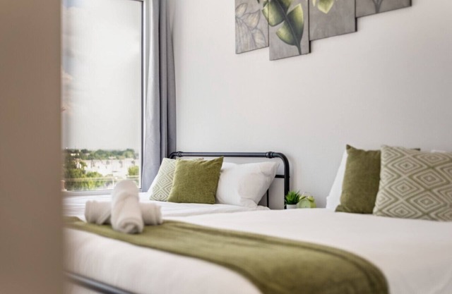 City View 2BR I Parking I King Bed I Workspace