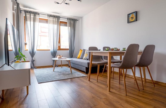 City View Apartment With 2 Bedrooms and Free Garage