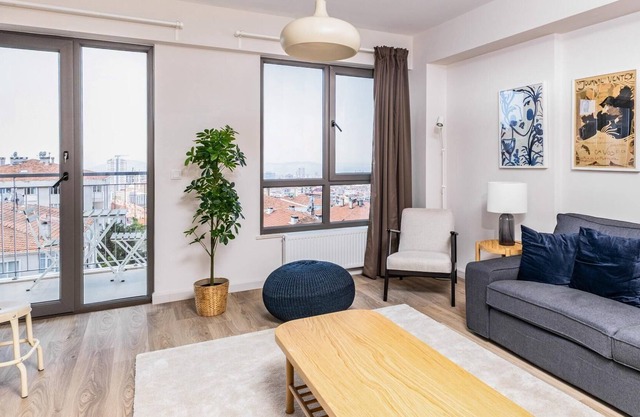 City View Flat w Balcony Near Metro 9 min to Coast