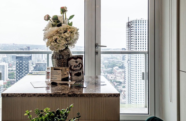 City View High Floor Bay & Gerrard Pet Friendly Condo Walk to Sick Kids Hospital
