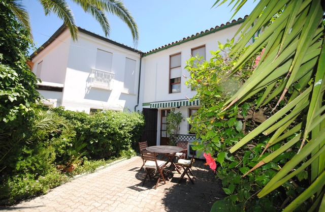 Civico 43: Hermoso apartamento con jardín frente al mar a tiro de piedra del mar