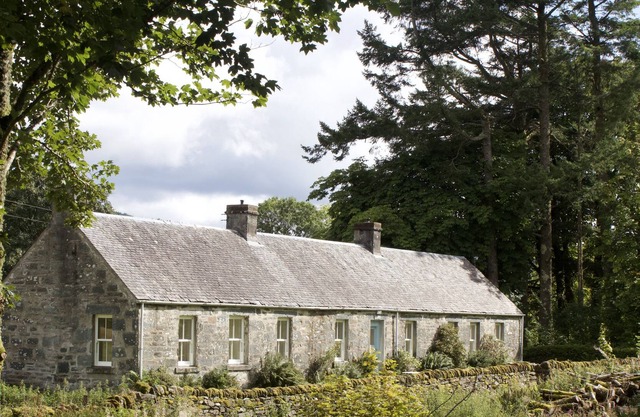 CLACHANDUBH COTTAGE, pet friendly, with open fire in Kilmartin