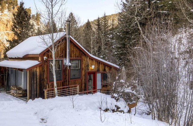 Claimjumper Creekside Cabin Retreat