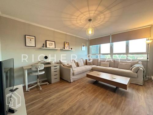 Clapham Road 2BR Duplex Flat, Balcony