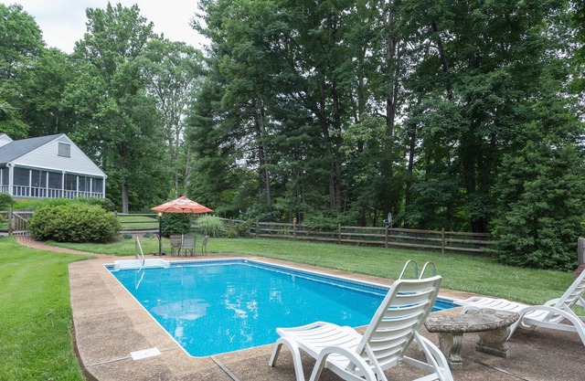 Escápese a Clarington: casa espaciosa de cuatro dormitorios con piscina en las montañas