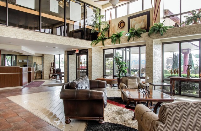 Clarion Hotel Broken Arrow - Tulsa