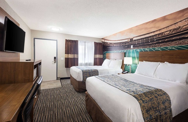 Clarion Pointe East Lansing University Area