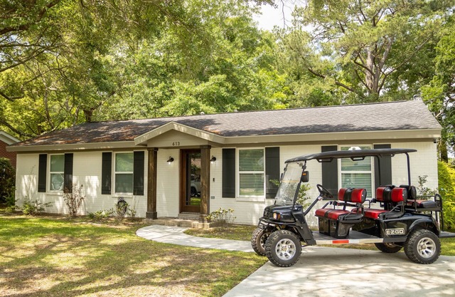 Clark Cottage - With Golf Cart! 1 mile ride to the beach & Dtown Ocean Springs!