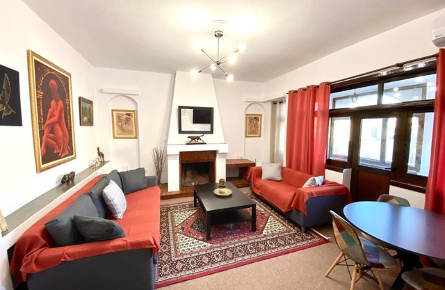 Classic 2 Bedroom Apartment Next to Metro - Marousi