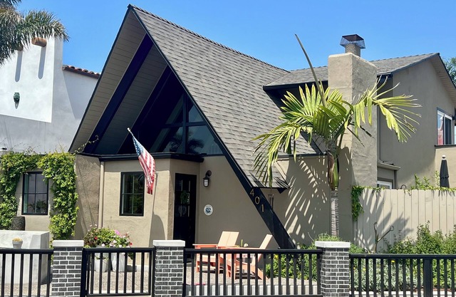 Classic A-Frame Newport Shores House - walk to the beach!