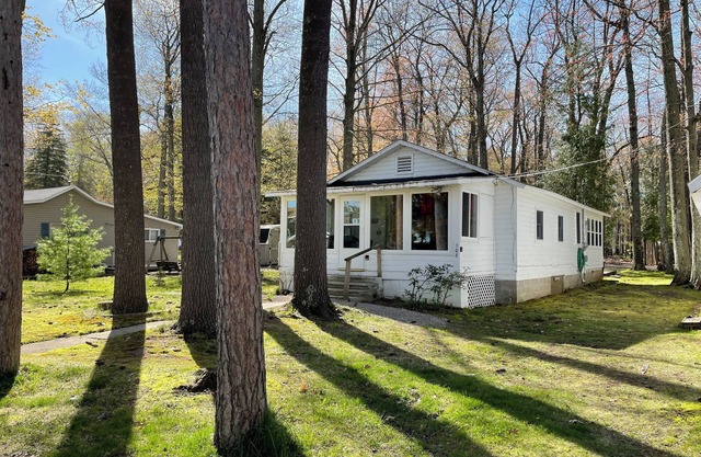Asequible / Clásico Tawas Lake Home, Mascotas OK, Completamente Actualizado, Canoa, Deck
