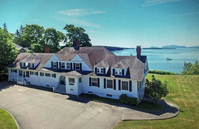 Clásico y espacioso Maine Waterfront Retreat