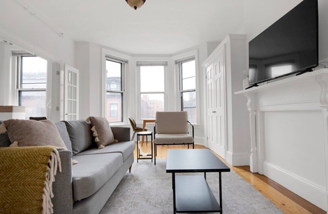 Classic Back Bay 1BR steps from restaurants and shopping by Blueground