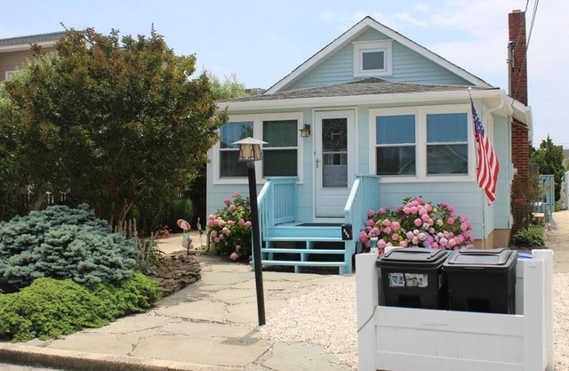 Classic Beach Cottage w/ private yard