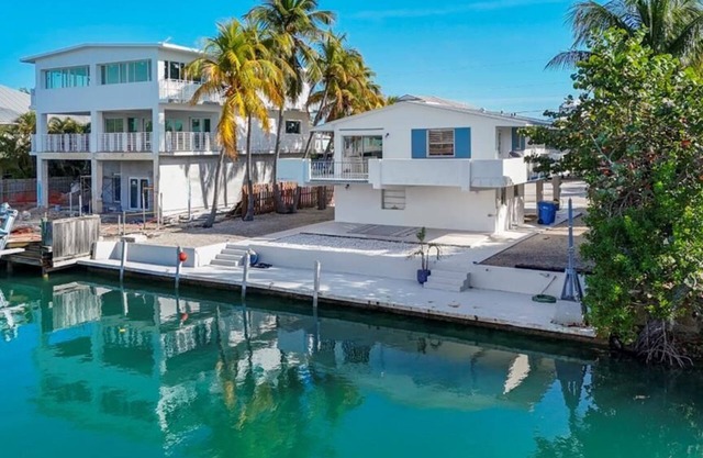 Classic canal home with vintage charm!