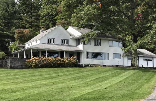 Clásico Catskills Estate en la montaña privada, con Disponible Guest House