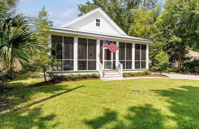 Classic Coastal Cottage ~ Steps to the Beach! 4-Seater Golf cart for rent!