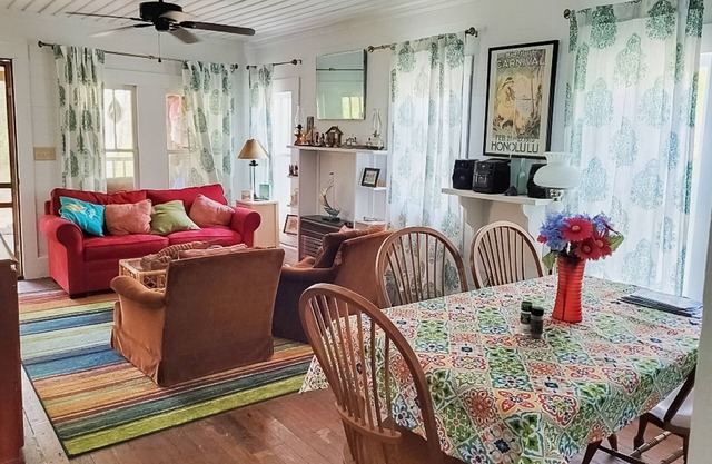 Classic coastal cottage with screened deck, hammock & washer/dryer