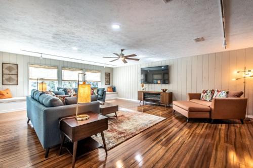 Classic Coastal Getaway Sleeps 34 - 2 Homes 2 Pools