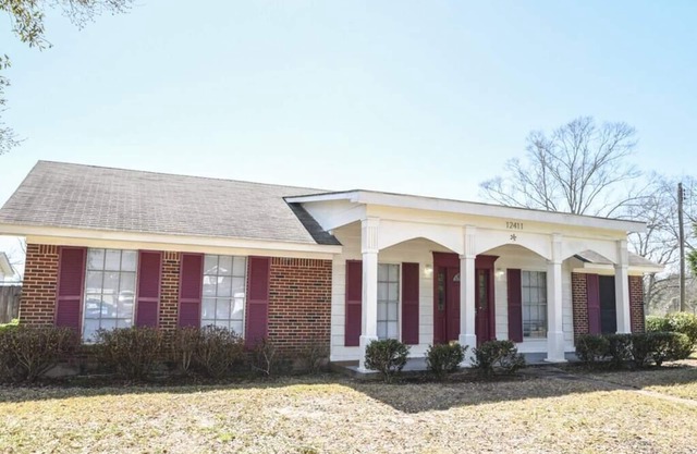 Classic Colonial Home near Main Street