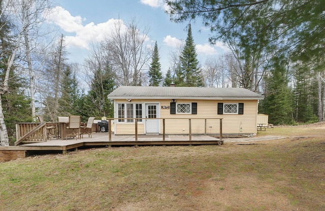 Classic Cozy Cottage centrally located for your fall color explorations!
