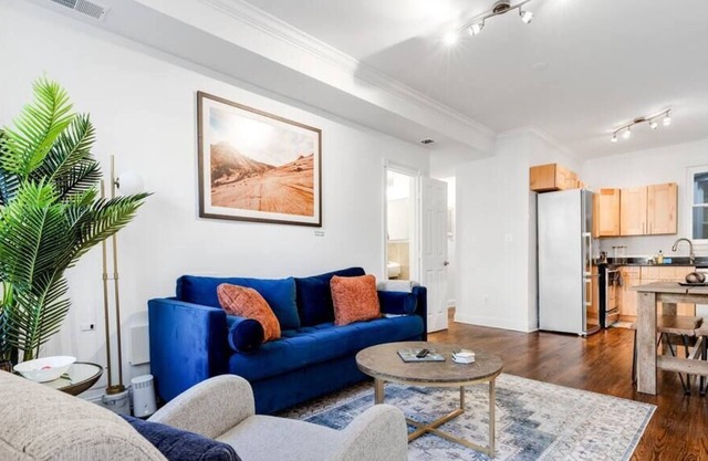 Classic DC Rowhome, 2-Bedrooms / Close to METRO