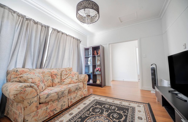 Classic Decor, Freshly Painted 3 by 2 Quiet Home