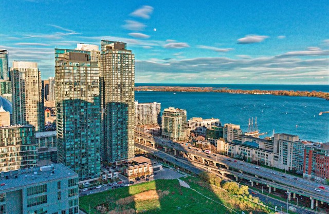 Classic Downtown Toronto Lakeview Condo With Free Parking