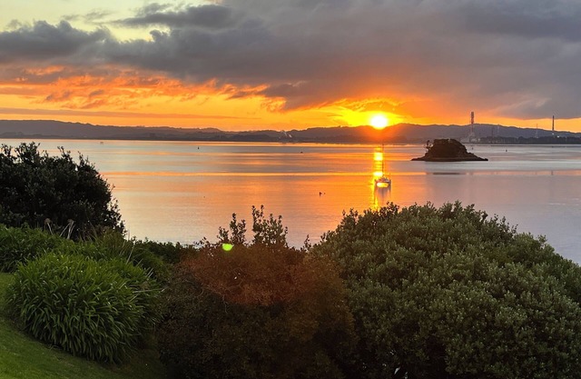 Classic Kiwi Bach In Blissful Urquhart Bay - Relax and Recharge